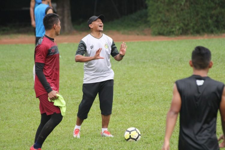 Rahmad Darmawan memimpin latihan skuad Tira-Persikabo menjelang laga kontra Persija Jakarta di babak 16 besar Piala Indonesia.