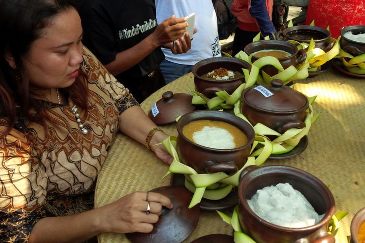 Aneka macam jenang disajikan dalam kendil dalam Semarak Jenang Sala 2019 rangkaian HUT ke 274 Kota Solo di Plaza Sriwedari Solo, Jawa Tengah, Minggu (17/2/2019).