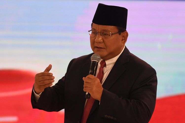 Capres nomor urut 02 Prabowo Subianto menyampaikan pendapatnya saat mengikuti debat capres 2019 putaran kedua di Hotel Sultan, Jakarta, Minggu (17/2/2019). Debat yang diikuti Capres nomor urut 01 Joko Widodo dan Capres nomor urut 02 Prabowo Subianto itu mengangkat tema energi dan pangan, sumber daya alam dan lingkungan hidup, serta infrastruktur.