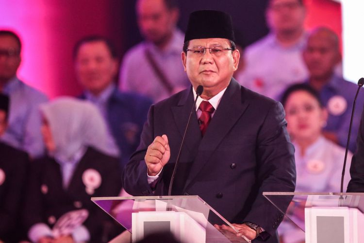 Calon Presiden nomor urut 2, Prabowo Subianto memberikan penjelasan saat debat pilpres pertama di Hotel Bidakara, Jakarta Selatan, Kamis (17/1/2019). Tema debat pilpres pertama yaitu mengangkat isu Hukum, HAM, Korupsi, dan Terorisme.