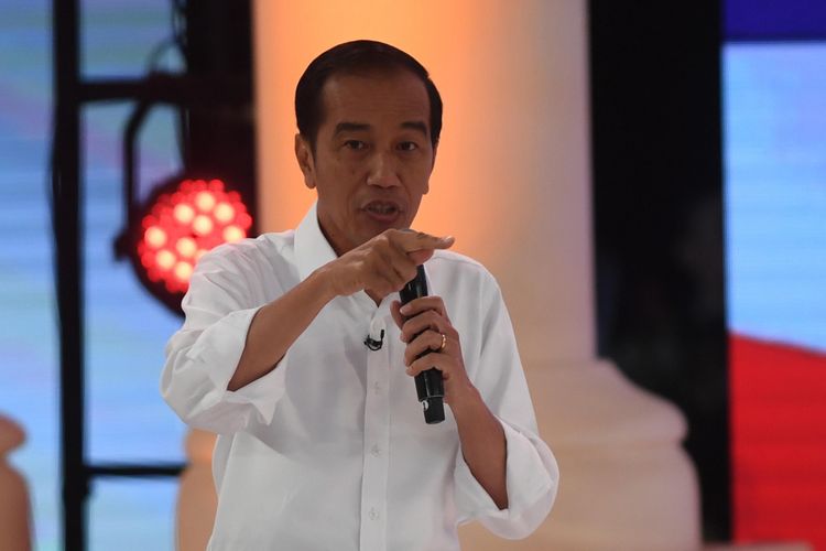 Capres nomor urut 01 Joko Widodo (kiri) menyampaikan pendapatnya saat mengikuti debat capres 2019 putaran kedua di Hotel Sultan, Jakarta, Minggu (17/2/2019). Debat yang diikuti Capres nomor urut 01 Joko Widodo dan Capres nomor urut 02 Prabowo Subianto itu mengangkat tema energi dan pangan, sumber daya alam dan lingkungan hidup, serta infrastruktur. 