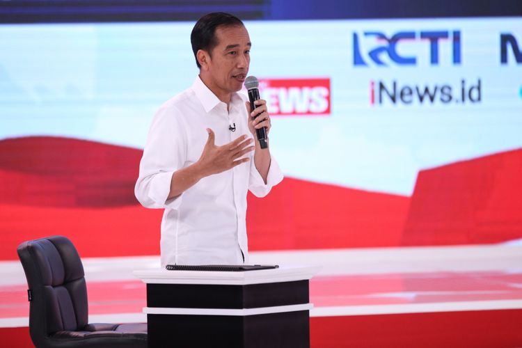 Calon Presiden Nomor Urut 1, Joko Widodo menyampaikan gagasannya saat Debat Kedua Calon Presiden, Pemilihan Umum 2019 di Hotel Sultan, Jakarta, Minggu (17/2/2019).