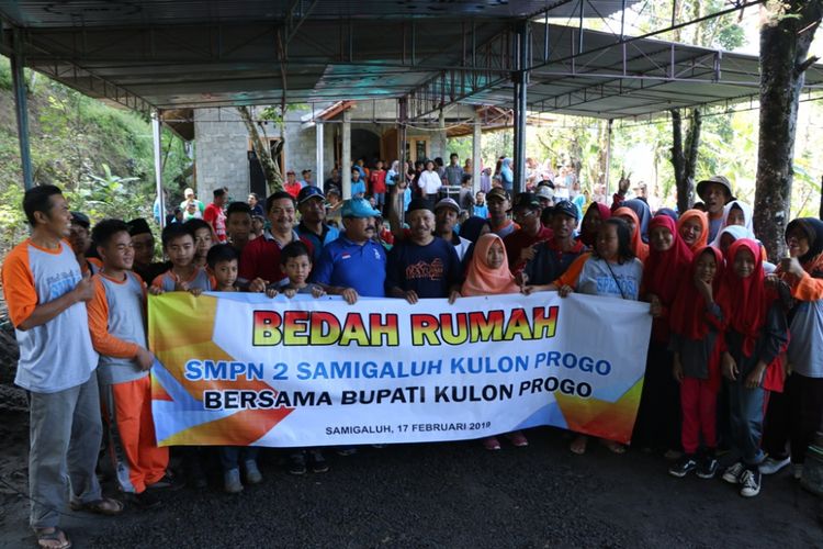 Wakil Bupati Kulon Progo, Sutedjo dan para pelajar SMPN 2 Samigaluh di tengah bedah rumah warga di Samigaluh, Kulon Progo, DI Yogyakarta, Minggu (17/2/2019). 