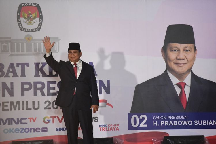 Capres nomor urut 02 Prabowo Subianto tiba untuk mengikuti debat capres 2019 putaran kedua di Hotel Sultan, Jakarta, Minggu (17/2/2019). Debat kedua yang diikuti capres nomor urut 01 Joko Widodo dan capres nomor urut 02 Prabowo Subianto tersebut mengangkat tema energi dan pangan, sumber daya alam dan lingkungan hidup, serta infrastruktur. 