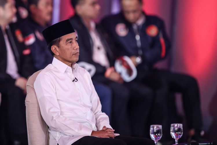 Calon Presiden nomor urut 1, Joko Widodo saat mengikuti debat pilpres pertama di Hotel Bidakara, Jakarta Selatan, Kamis (17/1/2019). Tema debat pilpres pertama yaitu mengangkat isu Hukum, HAM, Korupsi, dan Terorisme.