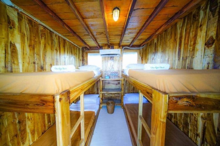 Kamar di dalam kapal semi phinisi Wae Rebo di Pelabuhan Labuan Bajo, Nusa Tenggara Timur.