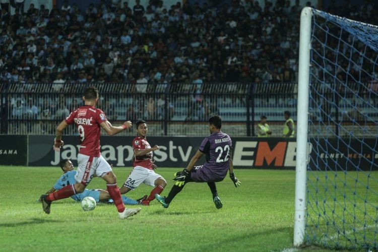 Suasana laga Persela Lamongan versus Bali United pada laga leg pertama babak 16 besar Piala Indonesia di Stadion Surajaya, Selasa (18/02/2019).