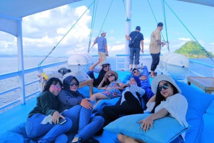 Wisatawan bersantai di atas kapal semi phinisi Wae Rebo di Pelabuhan Labuan Bajo, Nusa Tenggara Timur.