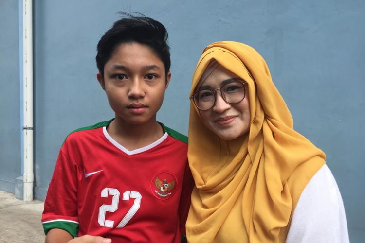 Artis remaja Kiesha Alvaro bersama ibunya Okie Agustina saat ditemui di kawasan Mampang, Jakarta Selatan, Senin (18/2/2019).