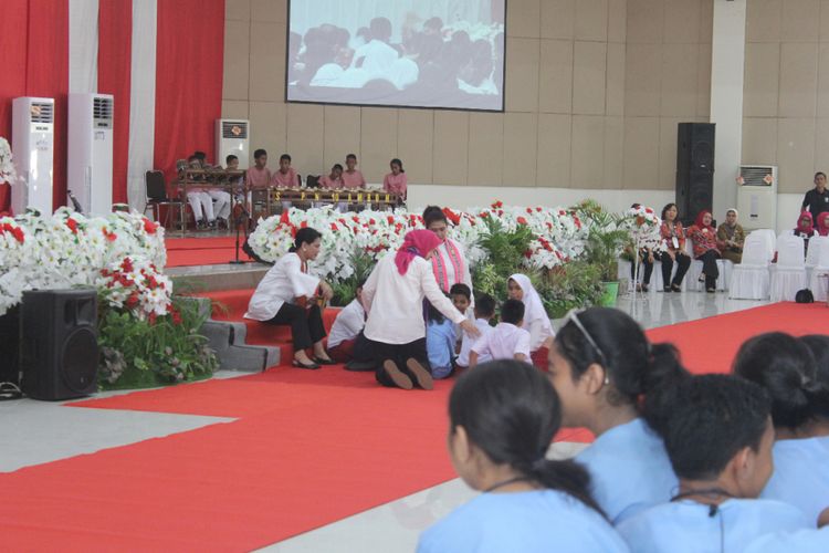 Ibu negara, Iriana Joko Widodo berpose bersama ratusan pelajar SD dan SMP se-Kota Ambon saat menghadiri acara sosialisasi bahaya narkoba, pornografi, hoax dan bullying serta peduli kebersihan dan lingkungan hidup kepada ratusan pelajar di Gedung Islamic Centre,  Ambon, Selasa (19/2/2019).  