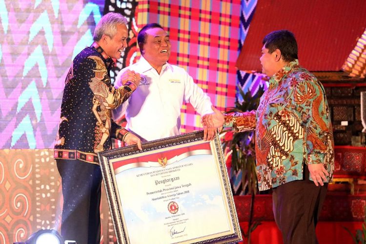 Menteri PANRB Syafruddin yang menyerahkan Sistem Akuntabilitas Kinerja Instansi Pemerintah (SAKIP) Award kepada Gubernur Jawa Tengah, Ganjar Pranowo, Rabu (19/2/2019).