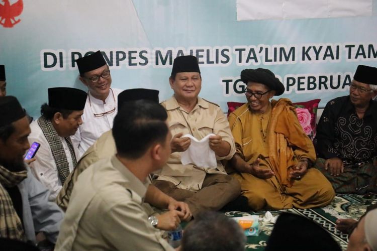 Calon presiden nomor urut 02 Prabowo Subianto bersilaturahim dengan para ulama dan kiai se-Jawa di Pondok Pesantren Thoriqoh Syathoriyyah An-nahdliyyah Tambak Deres, Surabaya, Jawa Timur, Selasa (19/2/2019).