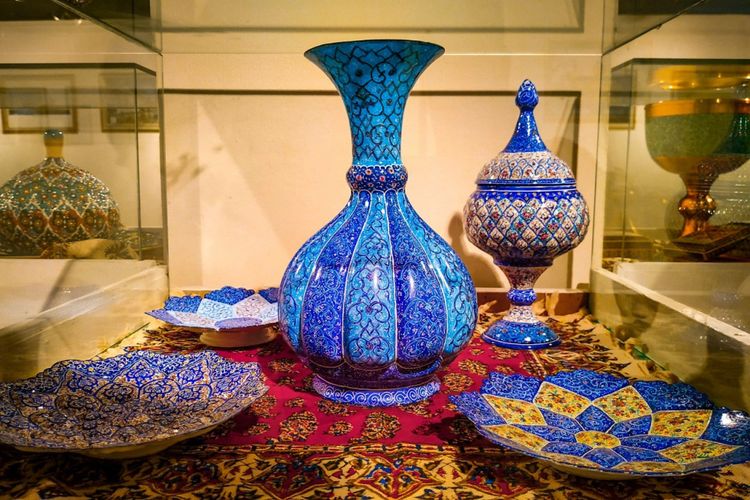 Sofal, sejenis kerajinan tangan Persia berupa keramik dengan mozaik yang rumit.