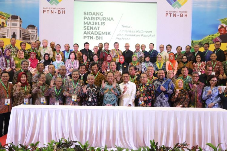 Menristekdikti saat membuka Sidang Paripurna Majelis Senat Akademik Perguruan Tinggi Negeri Badan Hukum (MSA PTNBH) pada Senin (18/2/2019) di Gelanggang Mahasiswa Universitas Sumatera Utara (USU), Medan.