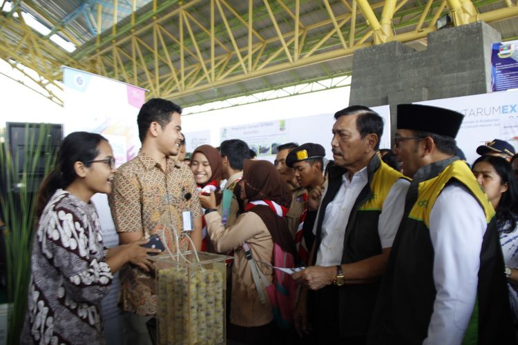 Menteri Koordinator Bidang Kemaritiman Luhut Binsar Pandjaitan dan Gubernur Jabar Ridwan Kamil saat meninjau stand LPPM-ITB dalam Citarum Expo 2019. 