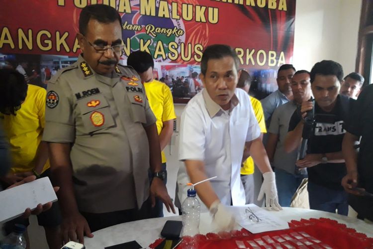 Direktur Reserse Narkoba Polda Maluku, Kombes Pol Thein Tobero bersama Kabid Humas Polda Maluku Kombes Pol Muhamad Roem Ohoirat memberikan keterangan pers kepada wartawan terkait penangkapan tiga tersangka narkoba di Ambon, Kamis (21/2/2019)