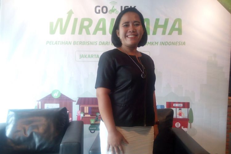 Rosie Pakpahan, pemilik usaha Tahu Jeletot Taisi yang kini sukses menjalanlan bisnisnya berpose di sebuah acara di Jakarta, Rabu (20/2/2019).