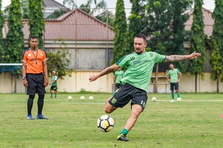 Gelandang anyar Persebaya Surabaya, Damian Lizio, mengikuti latihan perdana bersama skuad Bajul Ijo di Lapangan Polda Jatim, Kamis (21/2/2019).