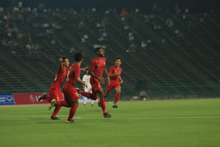 Striker timnas u-22 Indonesia, Marinus Wanewar (kiri) saat melakukan selebrasi gol ke gawang Kamboja pada laga pamungkas Grup B Piala AFF U-22 2019 di Stadion Nasional, Phnom Penh, Jumat (22/02/2019).