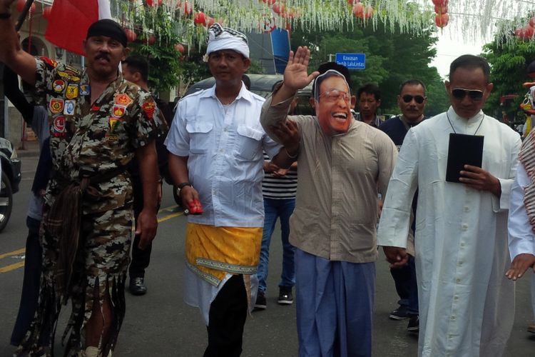 Tokoh Gus Dur yang diperankan oleh Marwoto bersama tokoh lintas agama dalam aksinya di depan Balai Kota Surakarta Jalan Jenderal Sudirman Solo, Jawa Tengah, Jumat (22/2/2019).