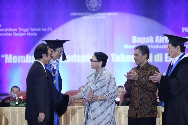 Menteri Luar Negeri Retno Marsudi, saat menerima penghargaan Herman Johannes Award di peringatan Hari Pendidikan Tinggi Teknik, di Grha Sabha Pramana Universitas Gadjah Mada (UGM), Jumat (22/2/2019). 