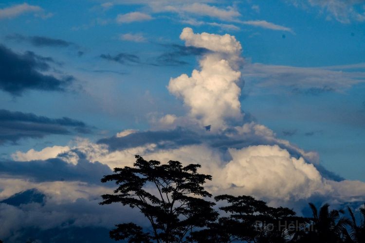 Ilustrasi: Gunung Agung Meletus, Kolom Abu Teramati Hingga 700 Meter