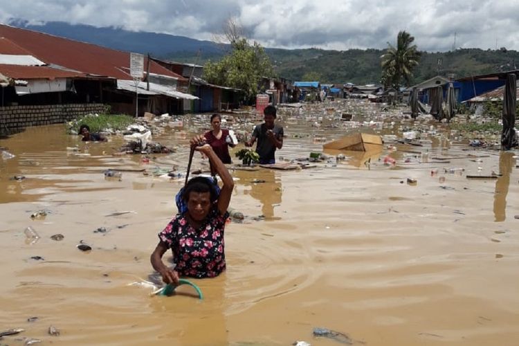 Banjir dan tanah longsor melanda Kota Jayapura, Papua, Sabtu (23/2/2019), akibat hujan deras yang turun sejak Jumat (22/2/2019) pukul 22.00 WIT hingga Sabtu dini hari. Sekitar 1.300 KK terdampak bencana ini.