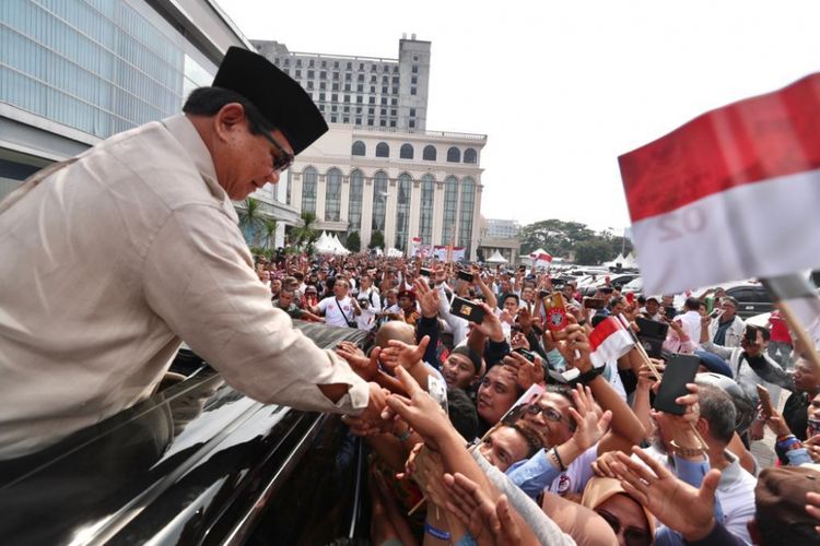 Calon presiden nomor urut 02 Prabowo Subianto bertemu dengan ribuan warga Medan di Regale Convention Center Kota Medan, Sumatera Utara, Sabtu (23/2/2019). Kompas.com