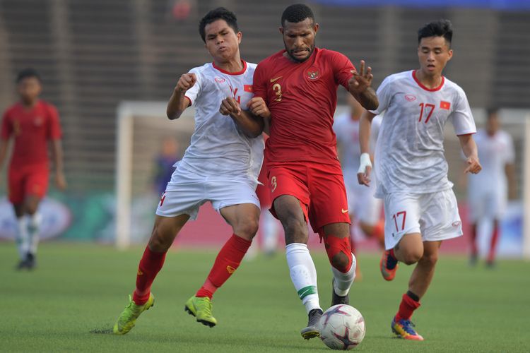 Pemain Timnas U-22 Indonesia Marinus Wanewar (tengah) dikawal dua pemain Vietnam Dung Quang Nho (kiri) dan Phan Thanh Hau (kanan) dalam pertandingan Semi Final Piala AFF U-22 di Stadion Nasional Olimpiade Phnom Penh, Kamboja, Minggu (24/2/2019). Timnas U-22 Indonesia berhasil memenangkan pertandingan dengan skor 1-0 sehingga melaju ke babak final. ANTARA FOTO/Nyoman Budhiana/aww.