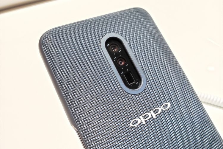 Prototipe ponsel Oppo dengan kamera zoom optik 10x, mengusung konfigurasi 3 kamera belakang.