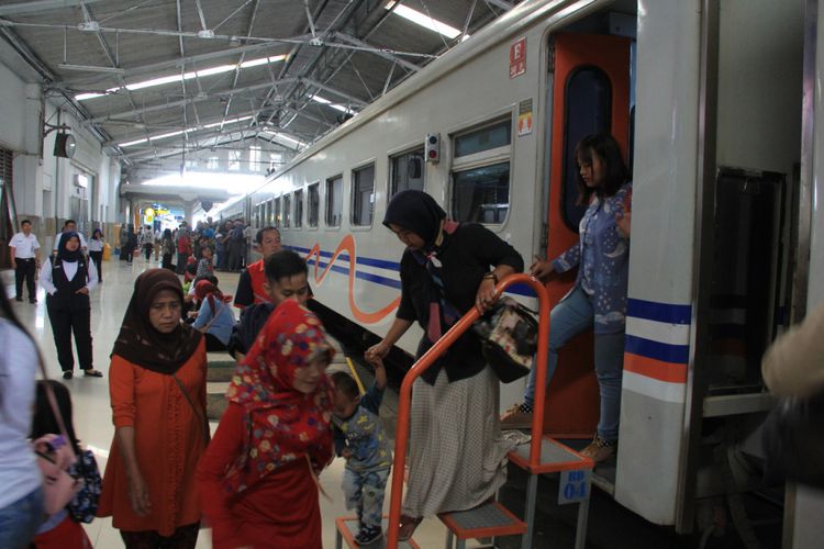 Para penumpang tengah menuruni kereta api di Stasiun Bandung, Senin (25/12/2019).