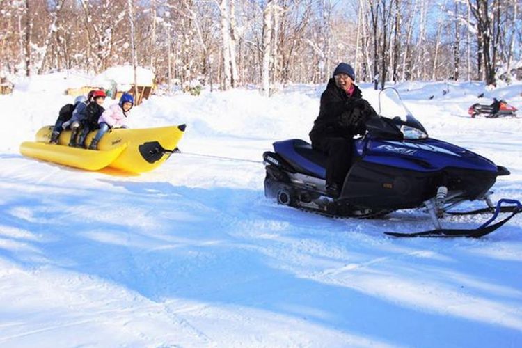 Banana boat yang ditarik dengan snowmobile. Berbeda dengan kegiatan banana boat di laut, di sini kita bisa merasakan langsung permukaan jalan yang tidak rata. 