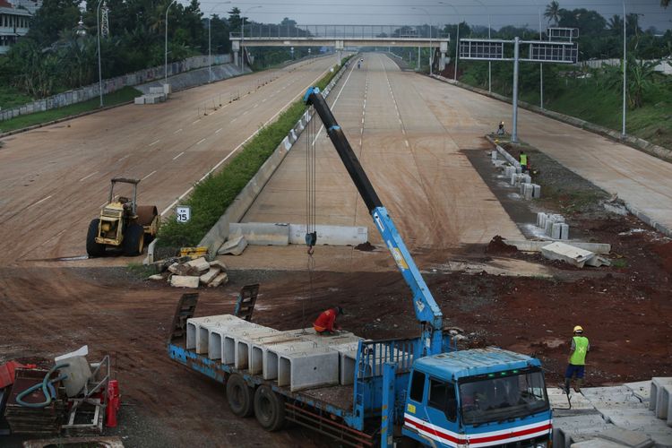 Proyek pembangunan Tol Cijago di wilayah Depok, Rabu (20/2/2019). Proyek tol tersebut menghubungkan Tol Jagorawi menuju Cinere. Hingga kini pembangunan tol di ruas ini sudah mencapai wilayah Kukusan, Depok.