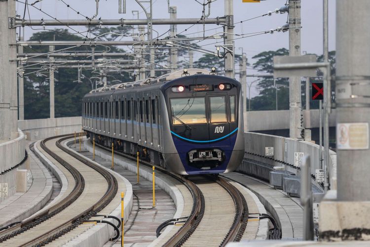 Rangkaian kereta Mass Rapid Transit (MRT) saat uji coba dari Stasiun Lebak Bulus ke Bundaran HI di Jakarta, Senin (18/2/2019). Kereta MRT atau Ratangga akan dibuka untuk komersil antara tanggal 24 - 31 Maret 2019.