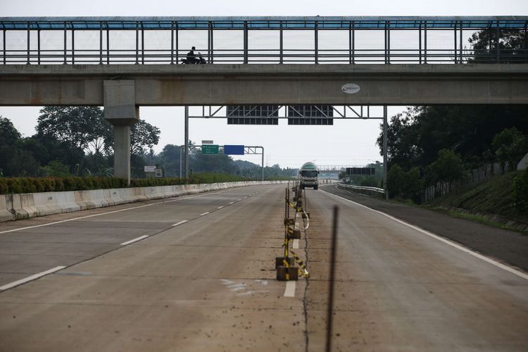 Proyek pembangunan Tol Cijago di wilayah Depok, Tabu (20/2/2019). Proyek tol tersebut menghubungkan Tol Jagorawi menuju Cinere. Hingga kini pembangunan tol di ruas ini sudah mencapai wilayah Kukusan, Depok.