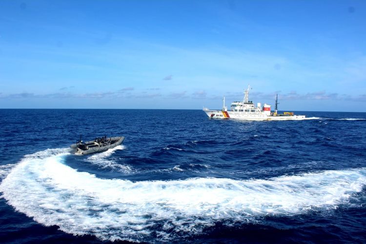 Kapal patroli milik TNI Angkatan Laut (AL), KRI TOM-357 menangkap 4 kapal perikanan berbendera Vietnam, Minggu (24/2/2019) pukul 07.40 WIB. 