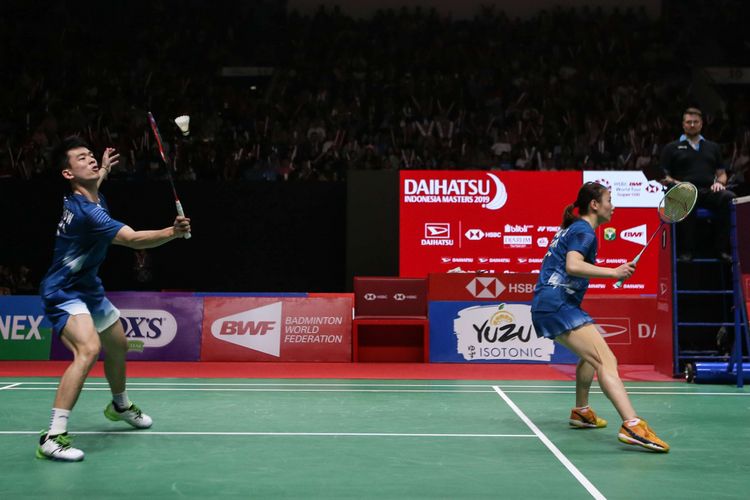 Pemain ganda campuran China, Zheng Siwei/Huang Yaqiong, bertanding melawan ganda campuran Indonesia Tontowi Ahmad/Liliyana Natsir, pada pertandingan final Daihatsu Indonesia Masters 2019 di Istora Senayan, Jakarta, Minggu (27/1/2019).