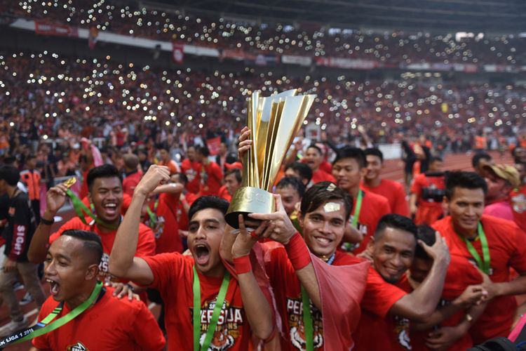 Pemain Persija Jakarta berselebrasi usai keluar sebagai juara Liga 1 di Stadion Utama Gelora Bung Karno, Jakarta, Minggu (9/12/2018). Persija juara setelah menang pada laga terakhir atas Mitra Kukar dengan skor 2-1.