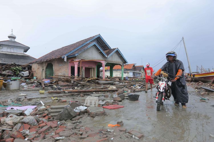 Suasana di Pasar Ikan Desa Sumberjaya, Sumur, Pandeglang, Banten, yang luluh lantak pasca-bencana tsunami, Senin (24/12/2018). Sumur pesisir merupakan salah satu daerah dengan kerusakan terparah akibat terjangan tsunami Selat Sunda.