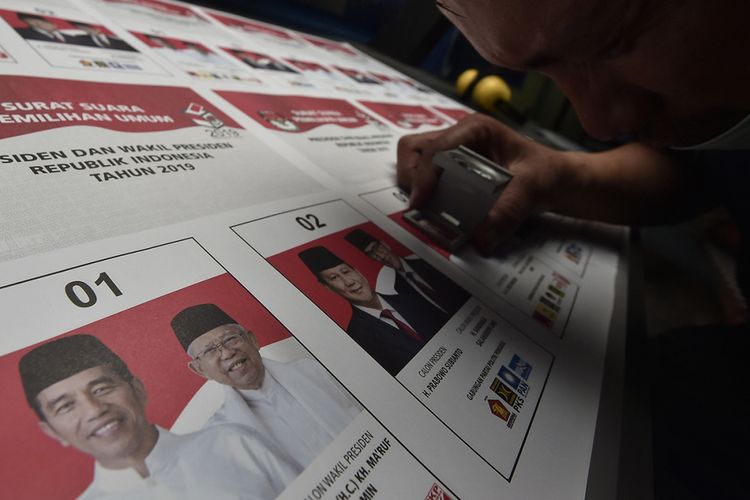 Petugas melakukan pengecekan kualitas surat suara Pilpres 2019 saat pencetakan surat suara di Jakarta, Minggu (20/1/2019). Komisi Pemilihan Umum (KPU) resmi memproduksi surat suara Pilpres untuk kebutuhan Pemilu 2019, sebanyak 187.975.930 lembar surat suara.