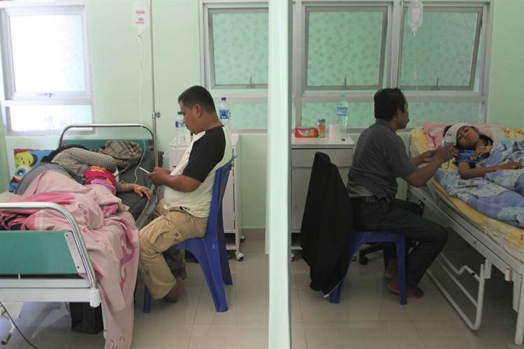 Dua pasien demam berdarah dengue (DBD) menjalani perawatan di Puskesmas Puuwatu, Kendari, Sulawesi Tenggara, Rabu (6/2/2019). Pihak Dinas Kesehatan Kendari mencatat sejak Januari hingga Februari 2019 sebanyak 115 pasien DBD dan beberapa pasien menjalani rawat jalan dan sebagian masih menjalani perawatan di Puskesmas dan Rumah Sakit di Kendari.