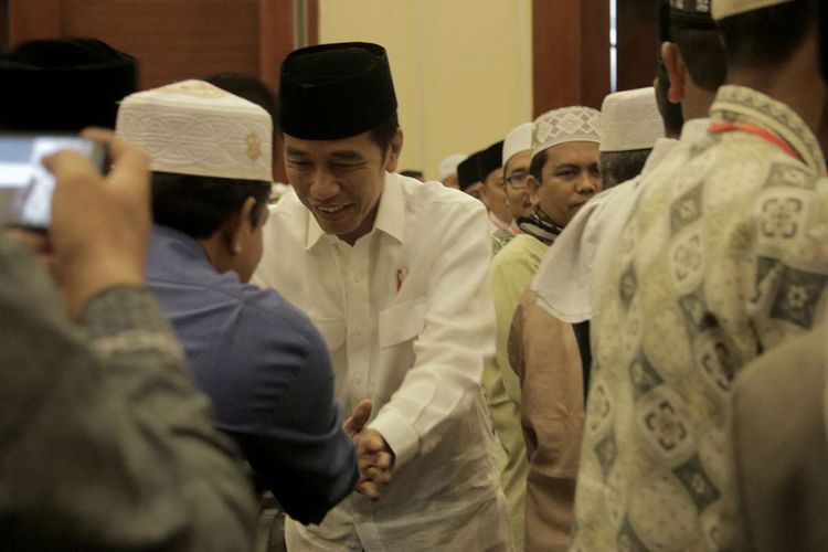 Presiden Joko Widodo melakukan pertemuan dengan ulama dan pimpinan pondok pesantren atau dayah yang ada di Aceh, Jumat (14/12/2018). Dalam pertemuan yang berlangsung di salah satu hotel di Banda Aceh, Jokowi menyampaikan akan segera menyelesaikan rancangan undang-undang terhadap pesantren.