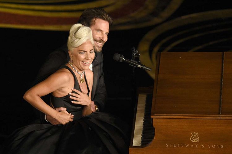 Penyanyi Lady Gaga (kiri) tampil bernyanyi bersama aktor Bradley Cooper pada Academy Awards ke-91 atau Oscar 2019, di Dolby Theatre, Los Angeles, Minggu (24/2/2019) waktu AS. Sebanyak 23 nominasi diumumkan pemenangnya dalam ajang penghargaan perfilman bergengsi dunia itu.