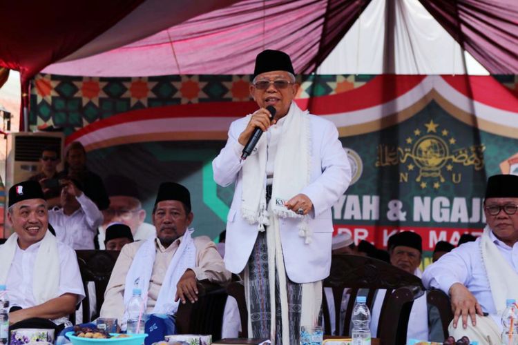 Calon wakil presiden nomor urut 01 Maruf Amin dalam sambutannya di Ponpes Babakan Ciwaringin, Kabupaten Cirebon, Jawa Barat, Senin (25/12/2019),