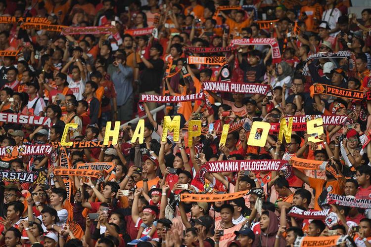 Suporter Persija Jakarta memberikan dukungan saat menghadapi Mitra Kukar dalam laga terakhir Liga 1 di Stadion Utama Gelora Bung Karno, Jakarta, Minggu (9/12/2018). Persija Jakarta berhasil mengalahkan Mitra Kukar FC dengan skor 2-1 dan memastikan juara Liga 1 2018.