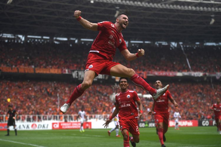 Striker Persija Jakarta Marko Simic berselebrasi usai mencetak gol ke gawang Mitra Kukar dalam laga terakhir Liga 1 di Stadion Utama Gelora Bung Karno, Jakarta, Minggu (9/12/2018). Persija Jakarta berhasil mengalahkan Mitra Kukar FC dengan skor 2-1 dan memastikan juara Liga 1 2018.