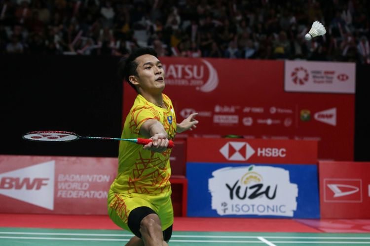 Tunggal putra Indonesia, Jonatan Christie bertanding melawan tunggal putra Denmark, Anders Antonsen pada pertandingan semifinal Daihatsu Indonesia Masters 2019 di Istora Senayan, Jakarta, Sabtu (26/1/2019).