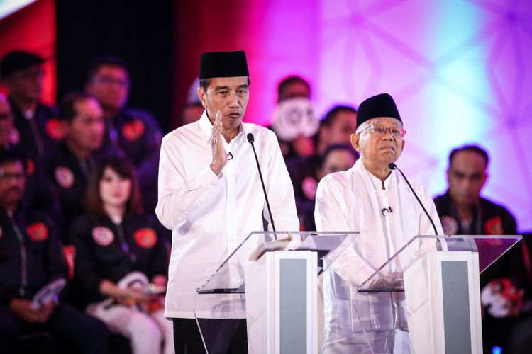 Pasangan calon presiden dan wakil presiden nomor urut 1, Joko Widodo dan Maruf Amin memberikan penjelasan saat debat pilpres pertama di Hotel Bidakara, Jakarta Selatan, Kamis (17/1/2019). Tema debat pilpres pertama yaitu mengangkat isu Hukum, HAM, Korupsi, dan Terorisme.