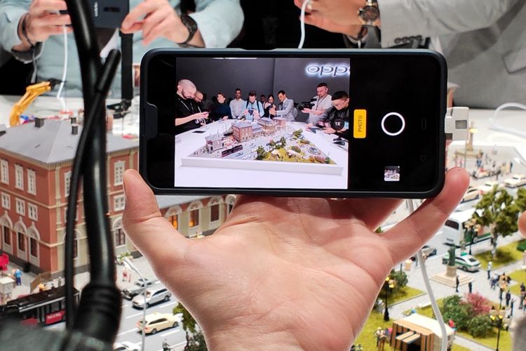 Kamera ponsel Oppo dengan fitur zoom optik 10x dipamerkan di Barcelona, Spanyol, Sabtu (23/9/2019).