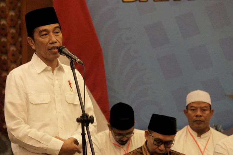 Presiden Joko Widodo melakukan pertemuan dengan ulama dan pimpinan pondok pesantren atau dayah yang ada di Aceh, Jumat (14/12/2018). Dalam pertemuan yang berlangsung di salah satu hotel di Banda Aceh, Jokowi menyampaikan akan segera menyelesaikan rancangan undang-undang terhadap pesantren.